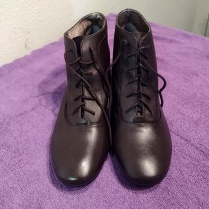NWOT women's leather ankle boots..